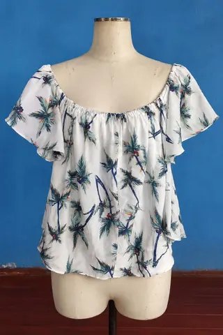 Blouse blanche à imprimé végétal et épaules volantées