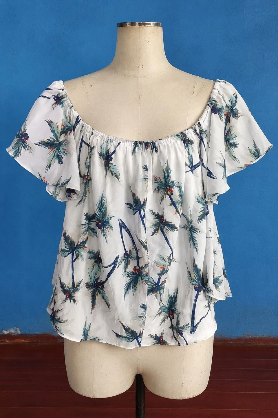 Blouse blanche à imprimé végétal et épaules volantées