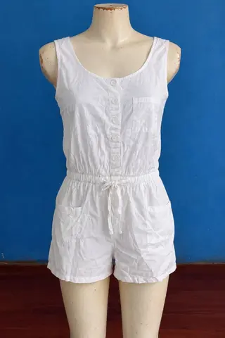 Combinaison short blanche à boutons et poches