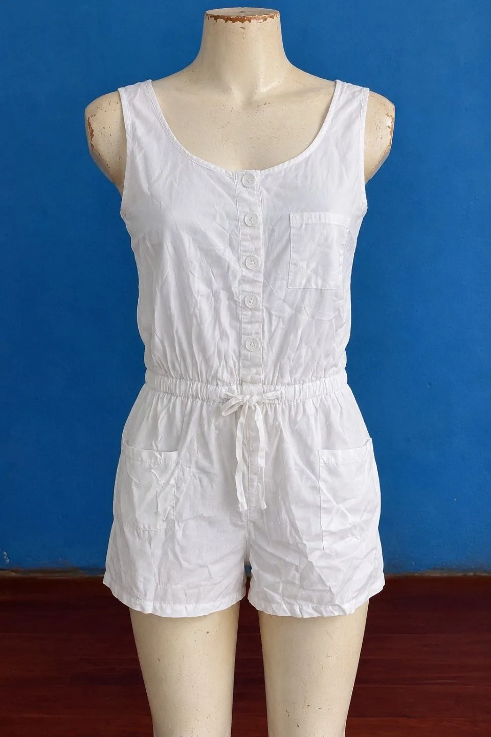Combinaison short blanche à boutons et poches