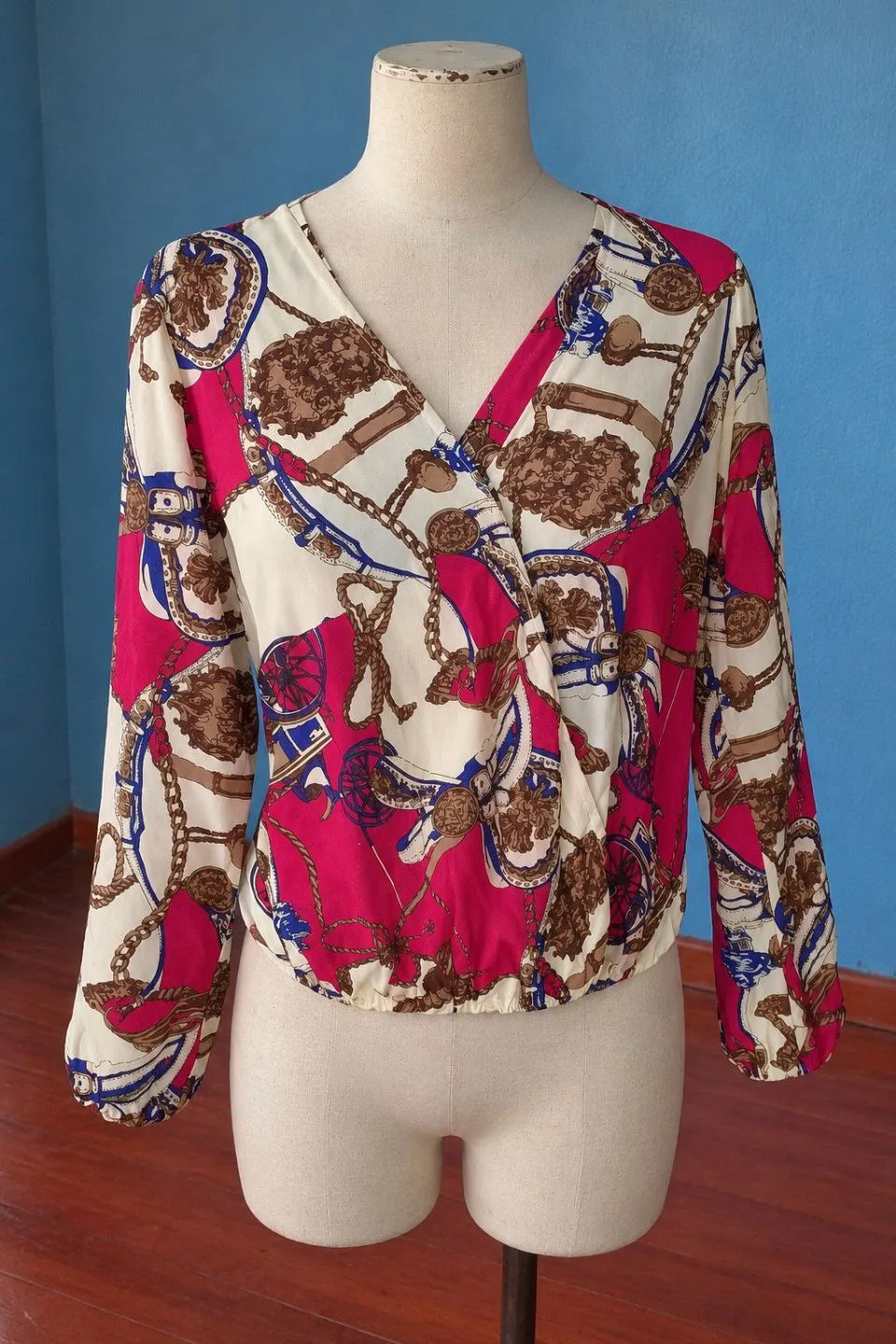 Blouse cache-cœur à imprimé coloré