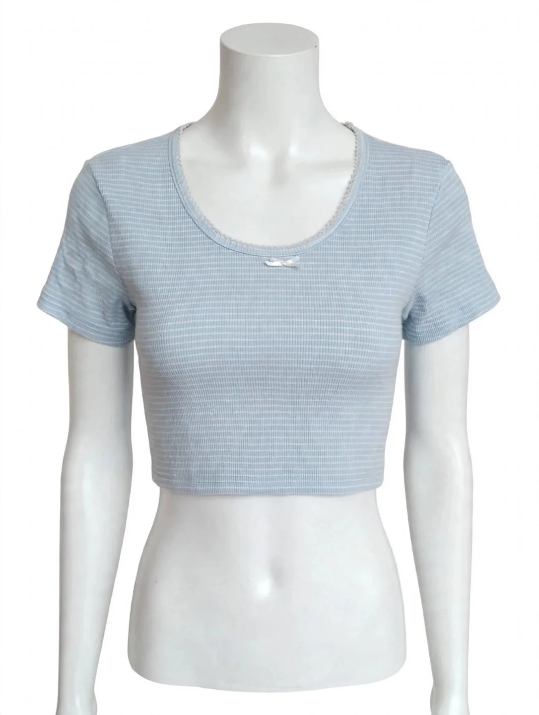 Crop top bleu à fines rayures pour un look décontracté