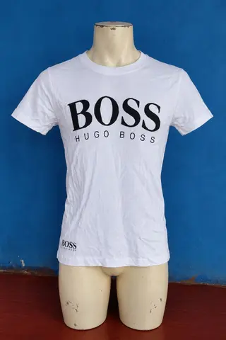 T-shirt blanc à manches courtes et inscription noire