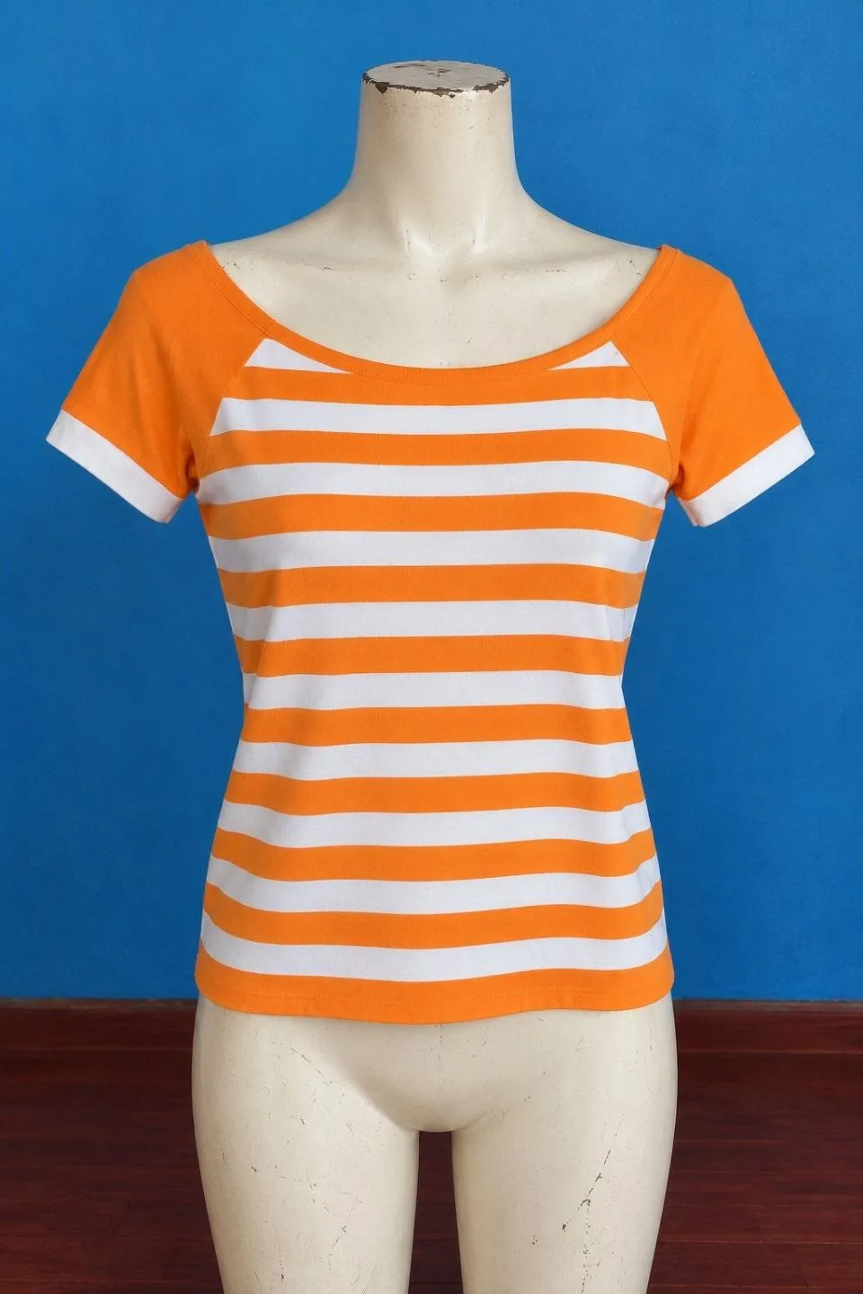 T-shirt orange à rayures blanches, manches courtes