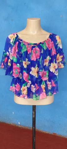 Haut bleu à fleurs avec manches évasées