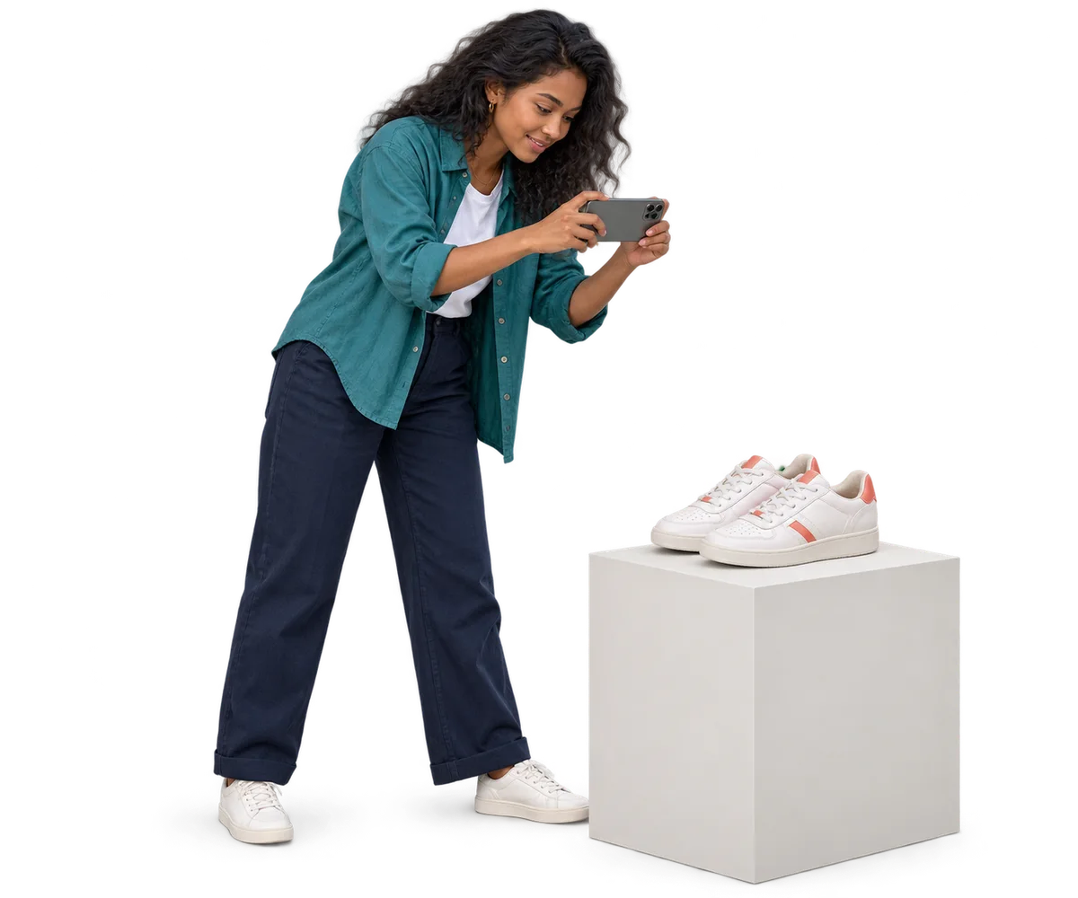 Une jeune femme photographie des baskets avec son téléphone